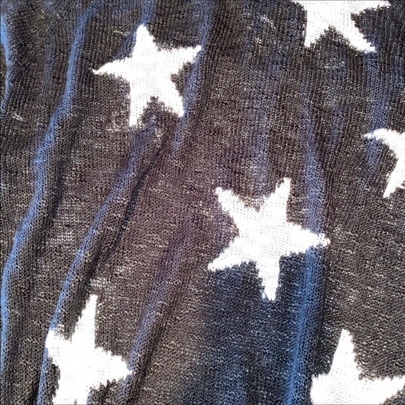 Slouchy black & white star thin sweater. Size L - Picture 3 of 3